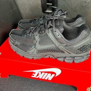 Size 7.5M/9W - Nike Air Zoom Vomero 5 Triple Black No Lid
